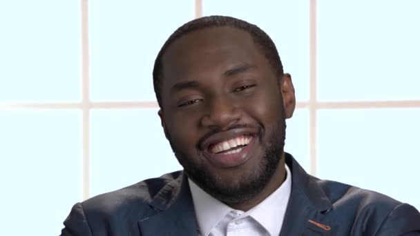 Ansikte av glada leende afro-american affärsman. — Stockvideo