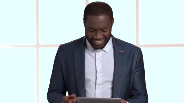 Hombre de negocios guapo usando tableta de computadora . — Vídeos de Stock
