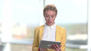 Sevimli genç iş kadını dijital tablet kullanma.