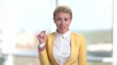 Güzel kadın üzerinde arka plan bulanık eğleniyor.