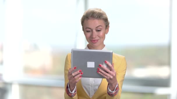 Молодая красивая деловая леди разговаривает по интернету . — стоковое видео