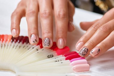 Bej manikür ile güzel tırnaklar.