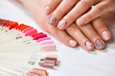 kadın el ile güzel manikür.