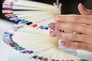 Kadın bakımlı el ve tırnak örnekleri.