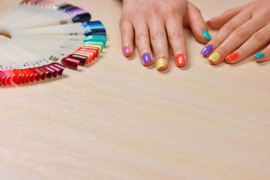 Manikür farklı cila ile kaplı.