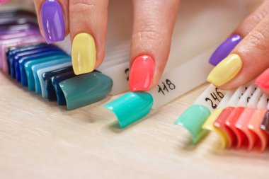 Yaz parlak renkler kadın manikür.