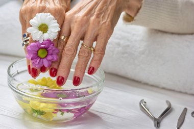 Kadın tırnakları el banyo iliklerine.