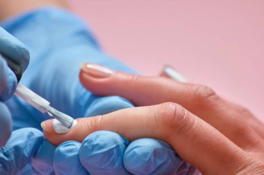 Resim erkek ile beyaz çivi.