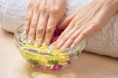 kaplıca tedavisi için eller.