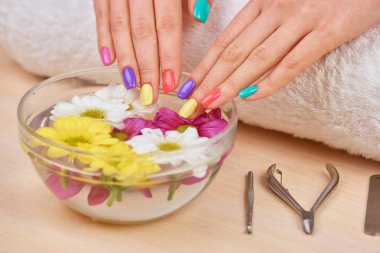 kaplıca tedavisi için eller.