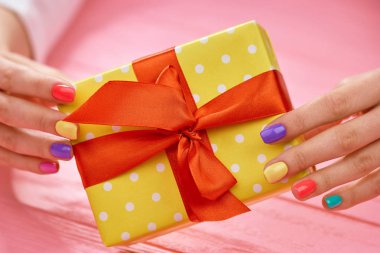 Sarı Hediyelik kutu kadın elinde.