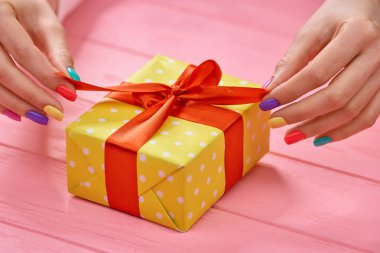 Eller kadın/açma hediye kutusu.