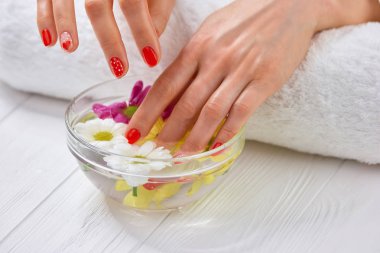 Spa de manikürlü tırnaklar.