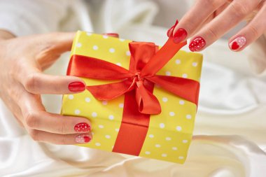 Erkek/açma hediye kutusu eller.