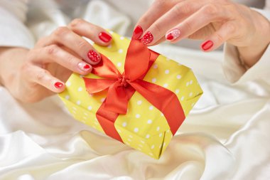 Kız/açma mevcut kutusu eller.