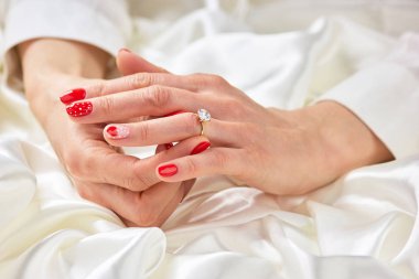 Manikürlü eller elmas.