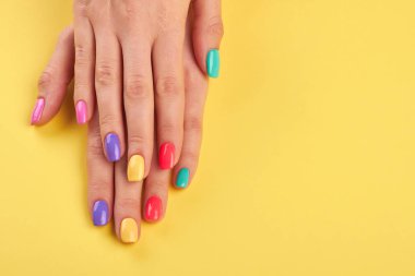 Renkli çivi ile eller.