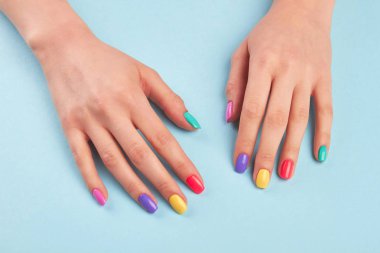 Güzel yaz manikür ile eller.