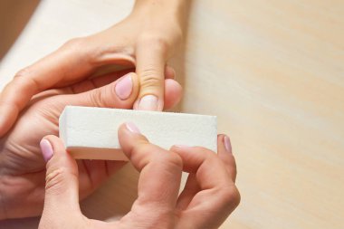 İstemci için tırnak parlatma güzellik uzmanı.