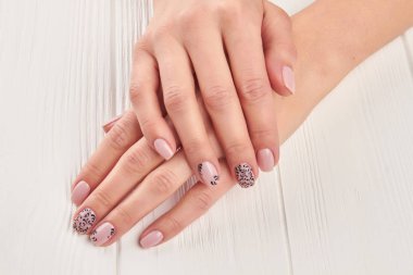 Nazik manikür ile eller.