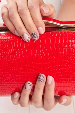 Eller kırmızı deri çanta.