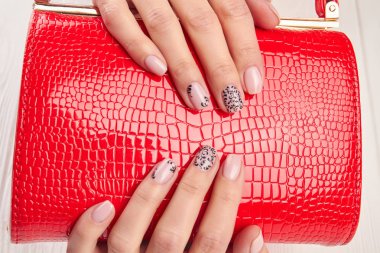 Kırmızı zarif el çantası eller.