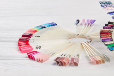 Çivi renk örnekleri farklı renklerde.