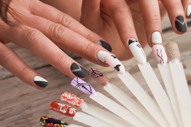 Tırnak sanat tasarım örnekleri ve eller.