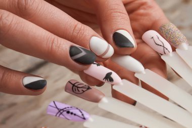 Sanat örnekleri kadın elinde çivi.