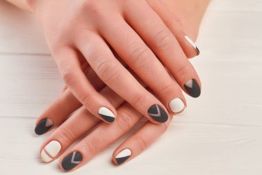 Şık mat manikür ile eller.