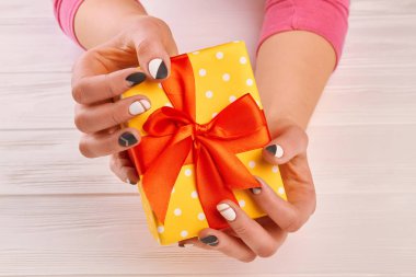 Mevcut kutusu tutan eller kadın.