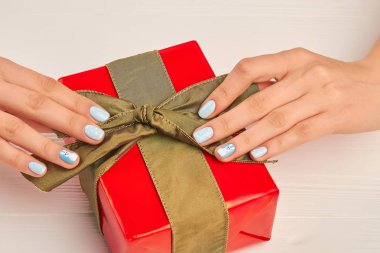 Yeşil şerit ile kırmızı hediye.