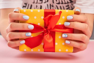 Mevcut kutusu tutarak manikürlü eller.