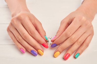 Elmas yüzükle holding manikürlü eller.