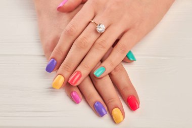 Manikürlü eller üzerinde elmas yüzük.