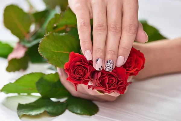 Beyaz kadının el ile manikür.