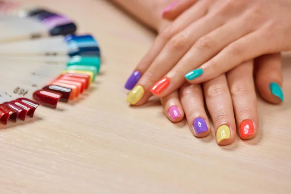 Jong meisje zomer gekleurde manicure. — Stockfoto