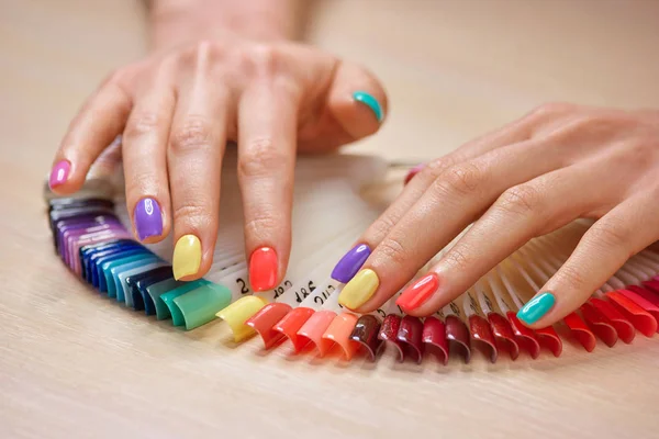Kolorowy manicure latem na kobiece dłonie. — Zdjęcie stockowe