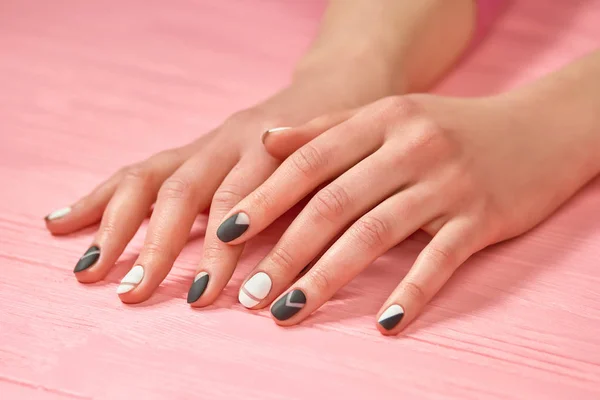 Młoda kobieta ręce z matowym manicure. — Zdjęcie stockowe