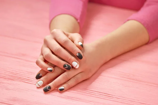Dłonie dziewczyny z creative nails design. — Zdjęcie stockowe