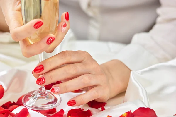 Schöne Frauenhände mit Champagnerglas. — Stockfoto