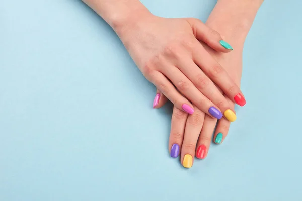 Handen met mooie verzorgde nagels. — Stockfoto