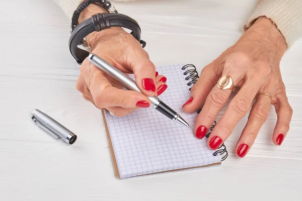 Velha mulher mãos bem cuidadas com caneta . — Fotografia de Stock