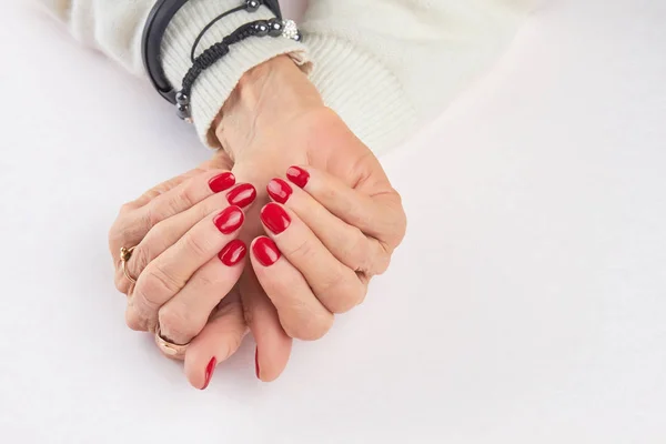 Manos femeninas bien arregladas con manicura roja . —  Fotos de Stock