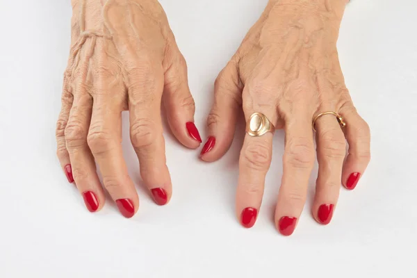 Маникюр с красными ногтями на белом фоне . — стоковое фото