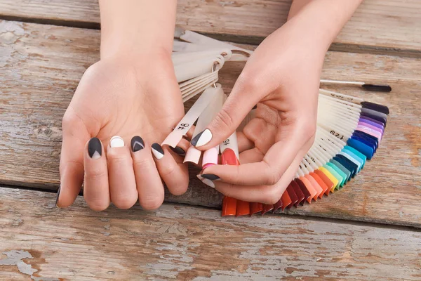 Manicura mate y muestras de colores de uñas . — Foto de Stock