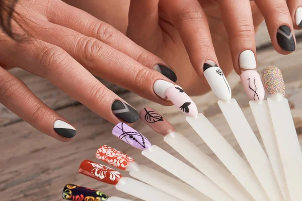 Tırnak sanat tasarım örnekleri ve eller.