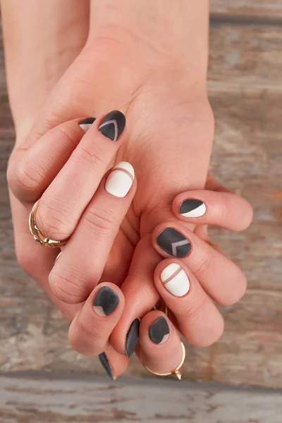 Czarno-biały matowy manicure z bliska. — Zdjęcie stockowe