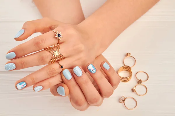 Zachte manicure en gouden ringen. — Stockfoto