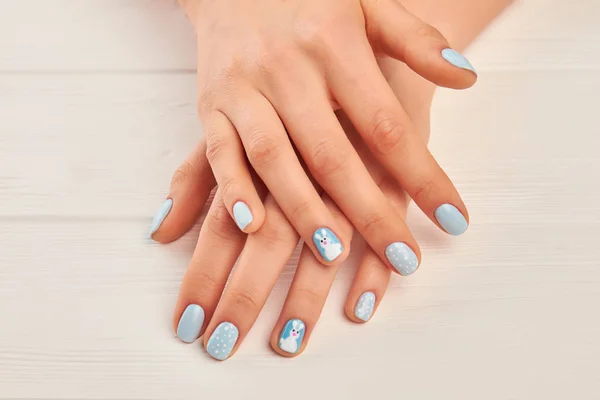 Manos femeninas con manicura de invierno . — Foto de Stock